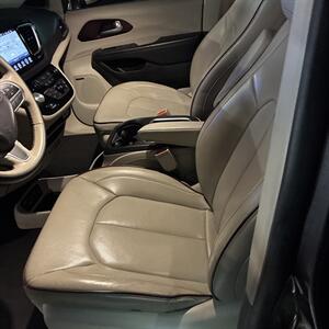2017 Chrysler Pacifica Limited   - Photo 25 - Orange, CA 92867