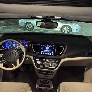 2017 Chrysler Pacifica Limited   - Photo 32 - Orange, CA 92867