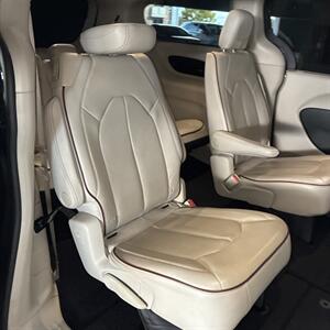 2017 Chrysler Pacifica Limited   - Photo 30 - Orange, CA 92867