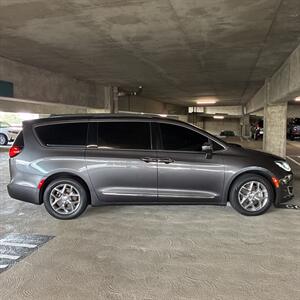 2017 Chrysler Pacifica Limited   - Photo 15 - Orange, CA 92867
