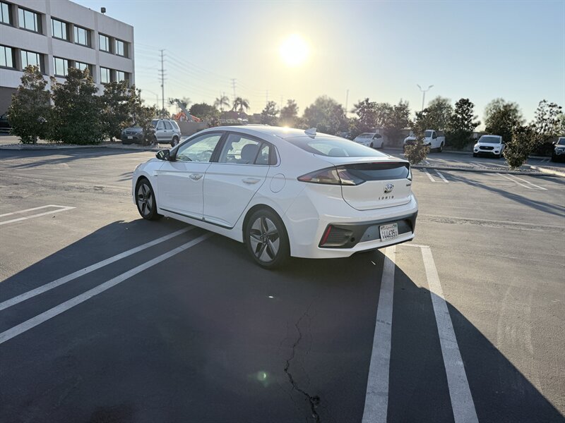 2020 Hyundai IONIQ Hybrid Limited - Photo 9 - Orange, CA 92867