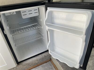 2004 Winnebago Rialta 22H   - Photo 8 - Chino Hills, CA 91709