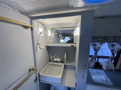 2004 Winnebago Rialta 22H   - Photo 9 - Chino Hills, CA 91709