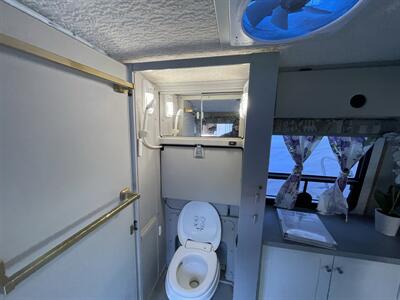 2004 Winnebago Rialta 22H   - Photo 4 - Chino Hills, CA 91709