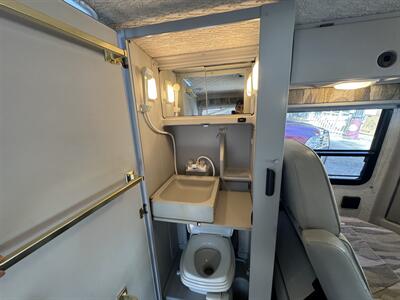 2002 Winnebago Rialta 22QD   - Photo 15 - Chino Hills, CA 91709