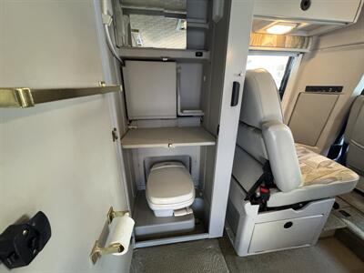 2002 Winnebago Rialta 22QD   - Photo 13 - Chino Hills, CA 91709