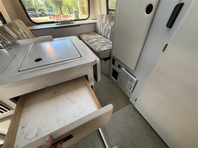 2002 Winnebago Rialta 22QD   - Photo 11 - Chino Hills, CA 91709