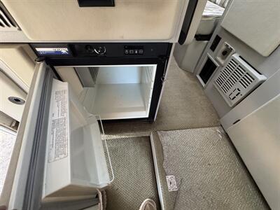 2002 Winnebago Rialta 22QD   - Photo 12 - Chino Hills, CA 91709