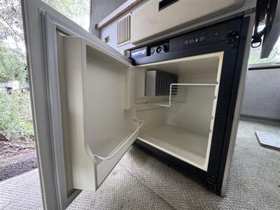 2002 Winnebago Rialta 22QD   - Photo 10 - Chino Hills, CA 91709