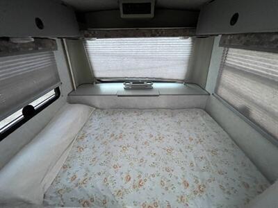 2002 Winnebago Rialta 22QD   - Photo 11 - Chino Hills, CA 91709