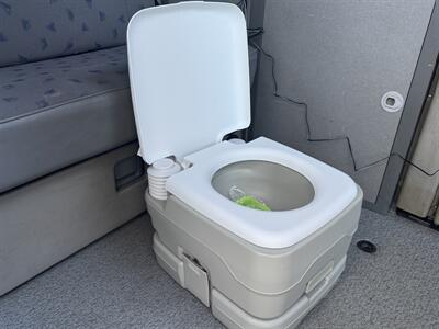 1999 WINNEBAGO EuroVan CAMPER   - Photo 6 - Chino Hills, CA 91709