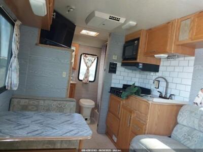 2002 Winnebago Rialta VISTA 21B   - Photo 3 - Chino Hills, CA 91709