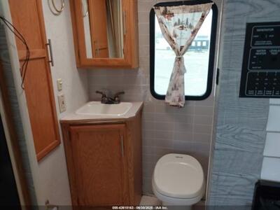 2002 Winnebago Rialta VISTA 21B   - Photo 4 - Chino Hills, CA 91709