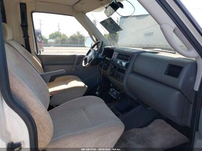2002 Winnebago Rialta VISTA 21B   - Photo 11 - Chino Hills, CA 91709
