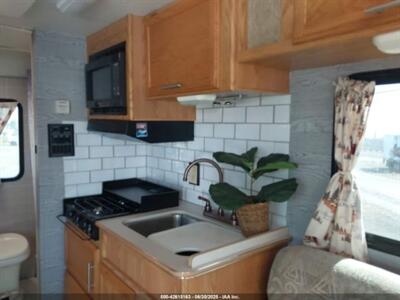 2002 Winnebago Rialta VISTA 21B   - Photo 17 - Chino Hills, CA 91709
