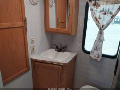 2002 Winnebago Rialta VISTA 21B   - Photo 16 - Chino Hills, CA 91709
