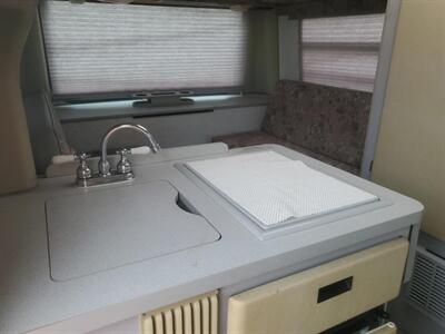 2002 Winnebago Rialta 22QD   - Photo 5 - Chino Hills, CA 91709