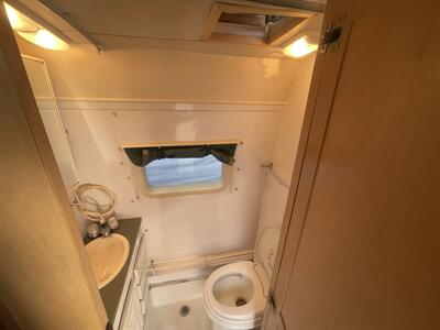 2004 Pleasure-Way Plateau   - Photo 9 - Brea, CA 92822