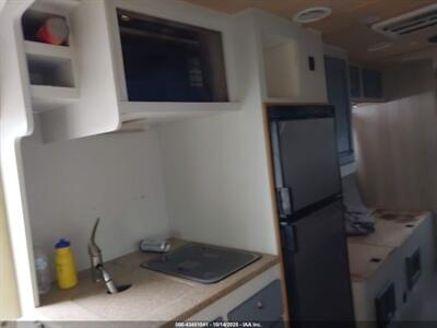 2011 COACH HOUSE PLATINUM II 24 1 XL - Photo 3 - Chino Hills, CA 91709