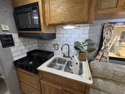 2002 Winnebago VISTA 21B Rialta   - Photo 35 - Chino Hills, CA 91709