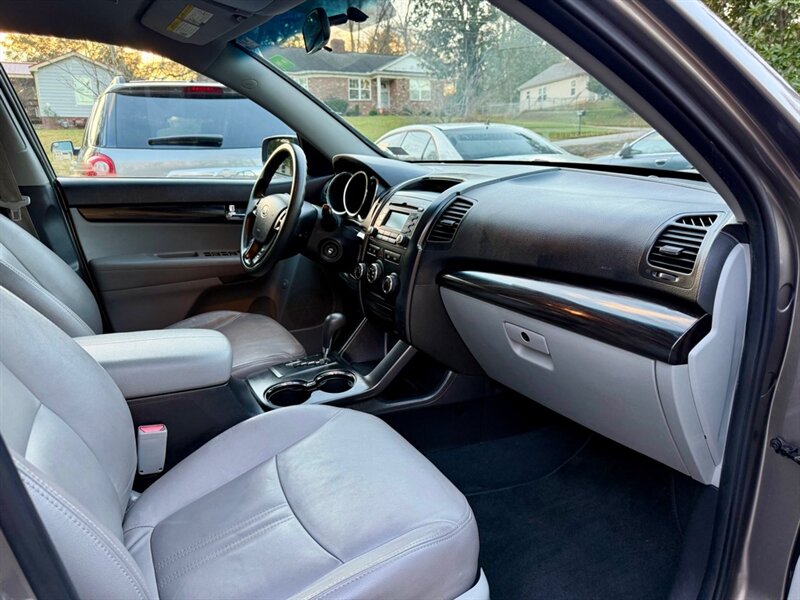 2012 Kia Sorento LX - Photo 11 - Gainesville, GA 30501