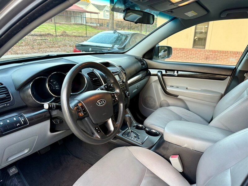 2012 Kia Sorento LX - Photo 7 - Gainesville, GA 30501
