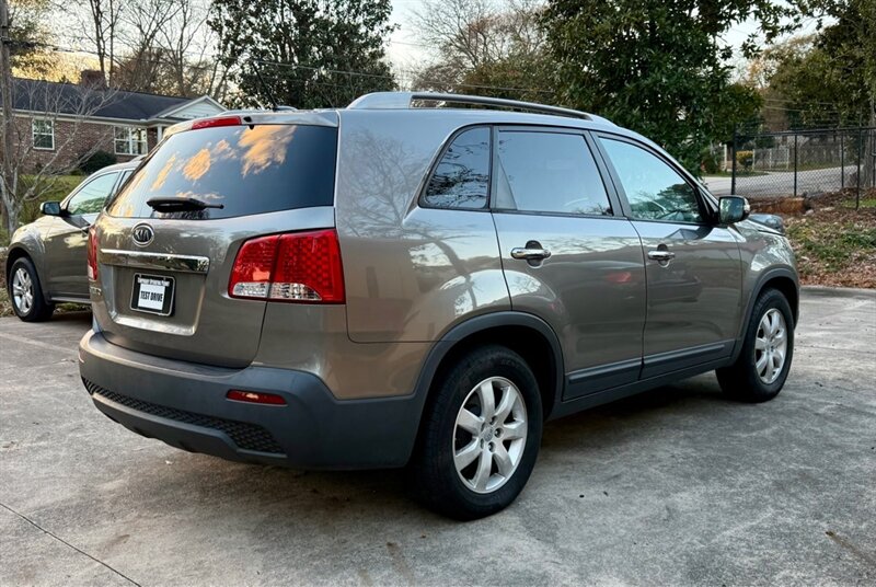 2012 Kia Sorento LX - Photo 4 - Gainesville, GA 30501
