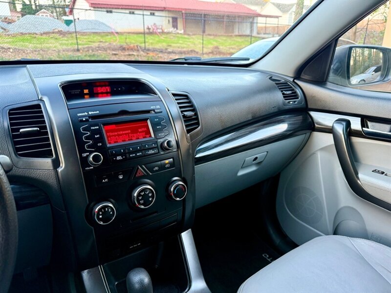 2012 Kia Sorento LX - Photo 13 - Gainesville, GA 30501