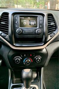 2018 Jeep Cherokee LATITUDE   - Photo 16 - Gainesville, GA 30501