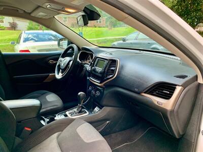 2018 Jeep Cherokee LATITUDE   - Photo 9 - Gainesville, GA 30501