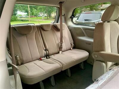 2014 Kia Sedona LX   - Photo 9 - Gainesville, GA 30501