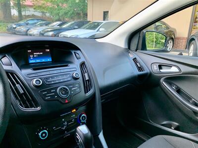 2016 Ford Focus SE   - Photo 15 - Gainesville, GA 30501