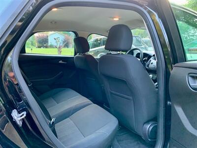 2016 Ford Focus SE   - Photo 13 - Gainesville, GA 30501