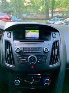 2016 Ford Focus SE   - Photo 16 - Gainesville, GA 30501