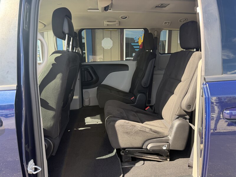 2015 Dodge Grand Caravan SXT - Photo 10 - Canton, OH 44707