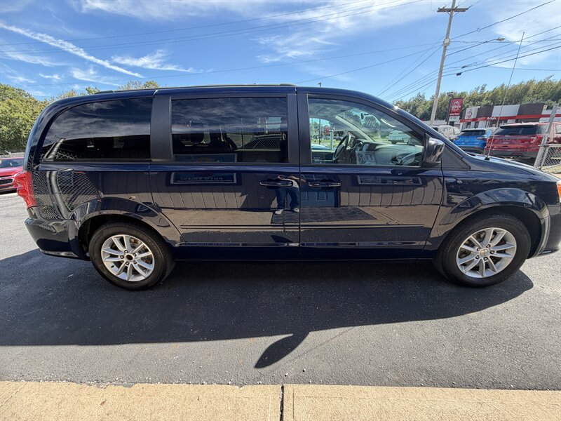 2015 Dodge Grand Caravan SXT - Photo 16 - Canton, OH 44707