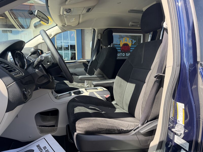 2015 Dodge Grand Caravan SXT - Photo 5 - Canton, OH 44707