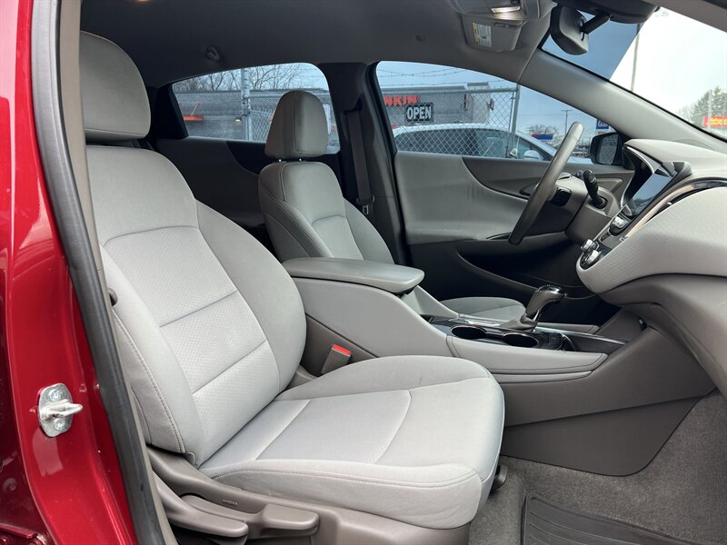 2018 Chevrolet Malibu LT - Photo 17 - Canton, OH 44707