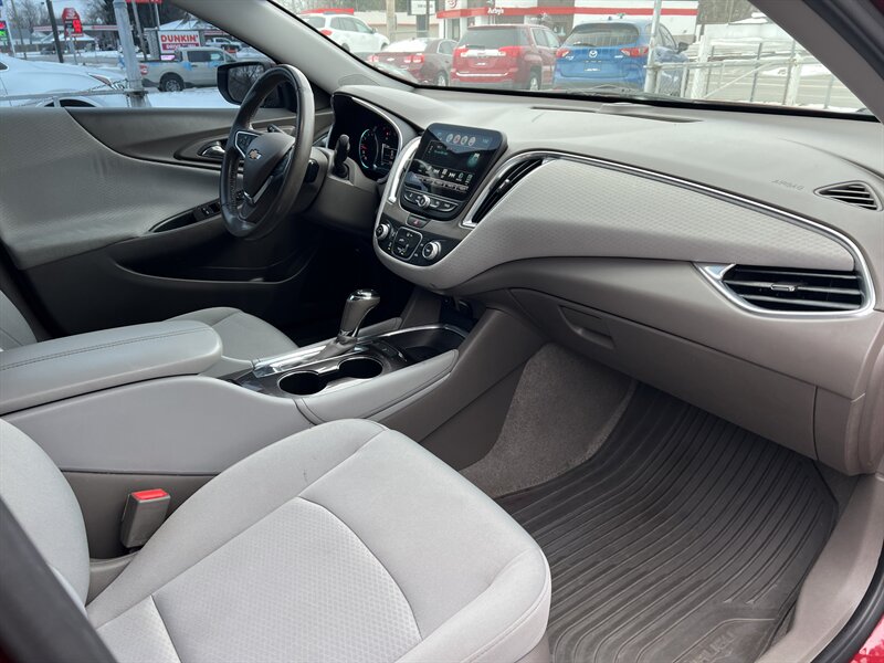 2018 Chevrolet Malibu LT - Photo 18 - Canton, OH 44707