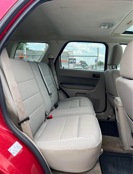 2011 Ford Escape XLT - Photo 11 - Canton, OH 44707
