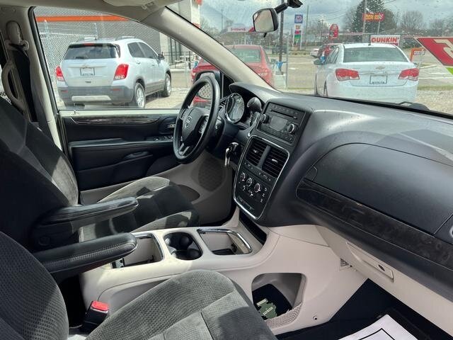 2016 Dodge Grand Caravan SXT - Photo 6 - Canton, OH 44707
