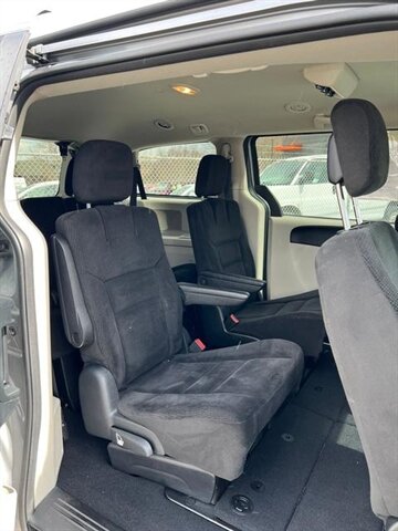 2016 Dodge Grand Caravan SXT - Photo 7 - Canton, OH 44707