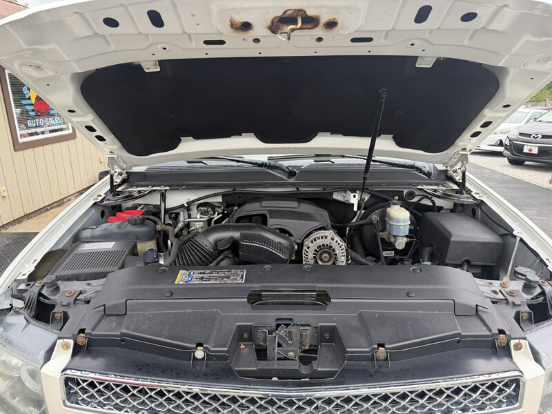 2010 Chevrolet Suburban LTZ - Photo 4 - Canton, OH 44707