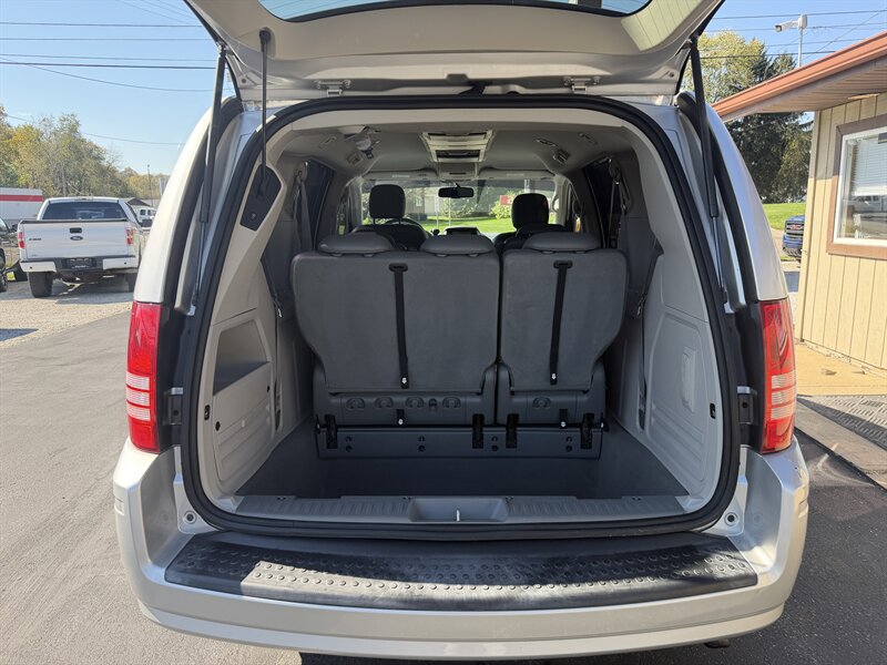 2008 Chrysler Town and Country Touring - Photo 15 - Canton, OH 44707