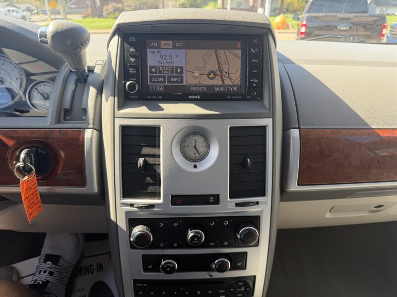 2008 Chrysler Town and Country Touring - Photo 7 - Canton, OH 44707
