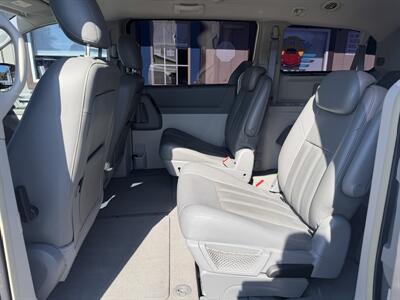 2008 Chrysler Town and Country Touring - Photo 12 - Canton, OH 44707