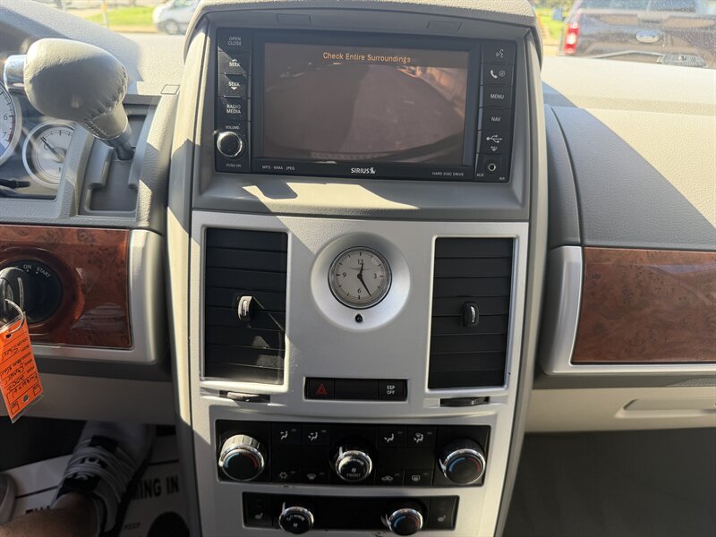 2008 Chrysler Town and Country Touring - Photo 8 - Canton, OH 44707