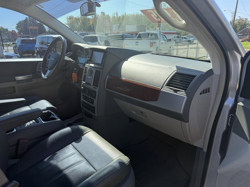 2008 Chrysler Town and Country Touring - Photo 19 - Canton, OH 44707