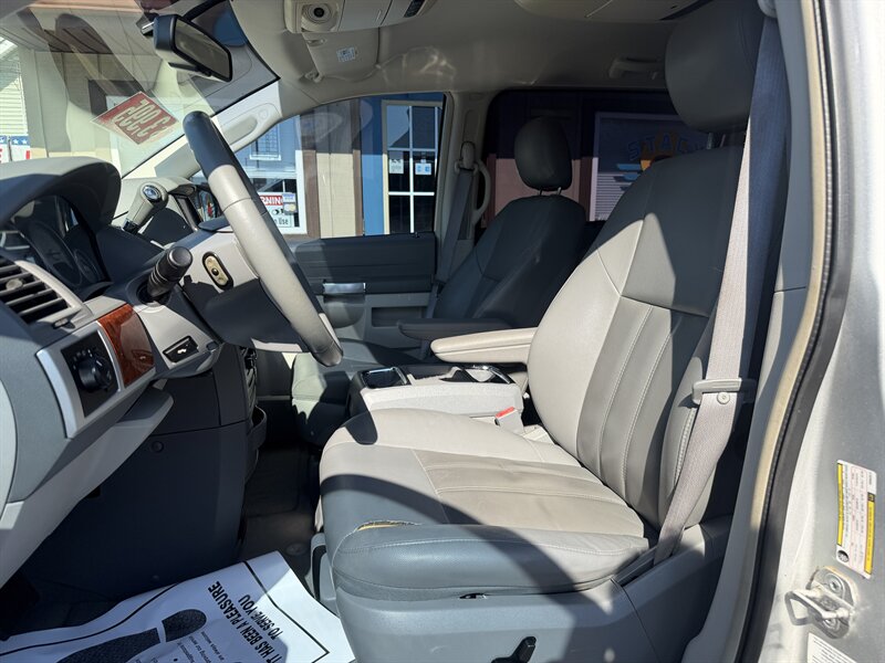 2008 Chrysler Town and Country Touring - Photo 5 - Canton, OH 44707