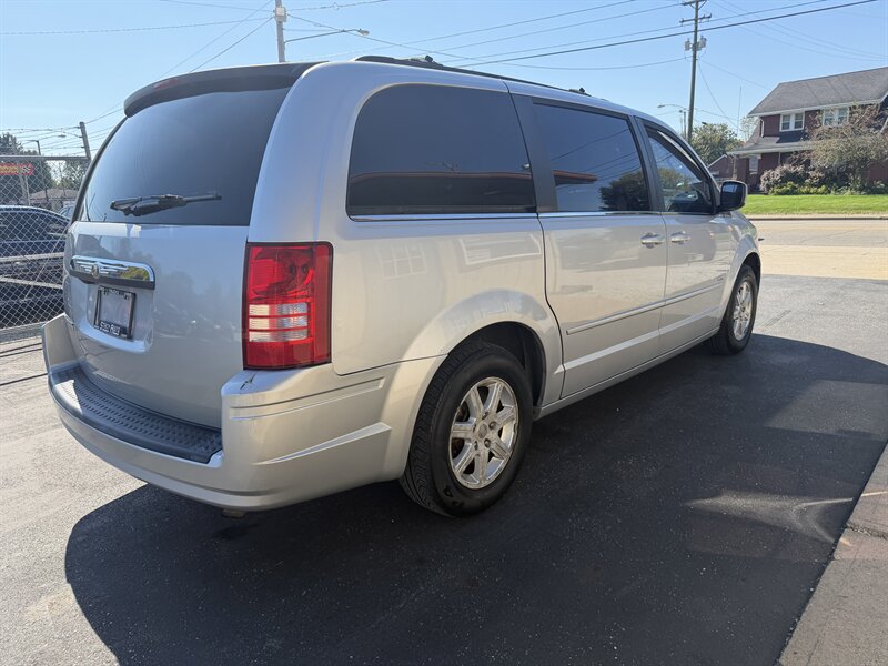 2008 Chrysler Town and Country Touring - Photo 16 - Canton, OH 44707